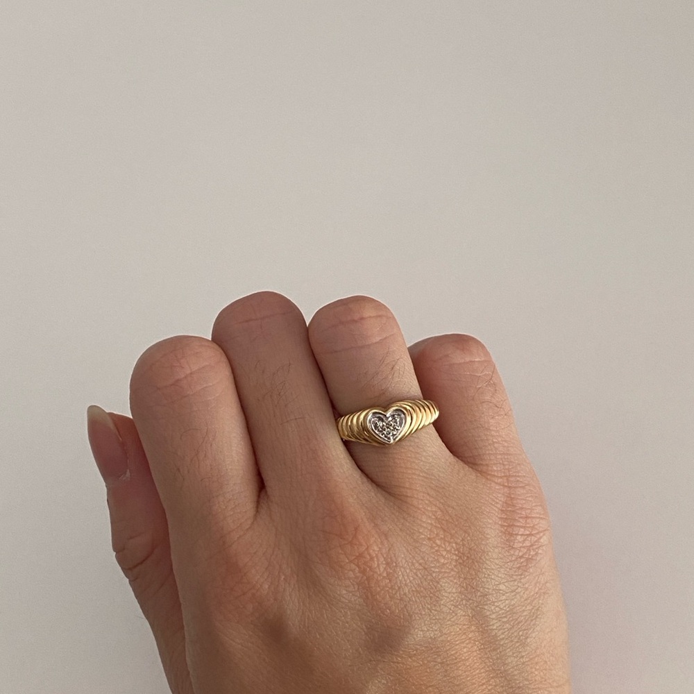 Vintage 14K Yellow Gold Heart Ring w/ Trio of Diamonds set in White Gold - Picture 9 of 9